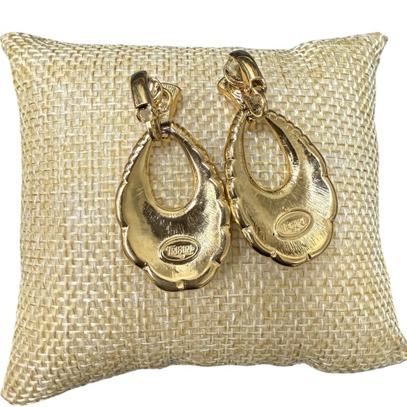 Vintage Trifari Clip On Gold and Cream Teardrop Earrings Shell Design - Picture 3 of 4